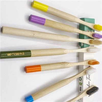 Biologisch abbaubare Bambus-Zahnbürsten von Private Label